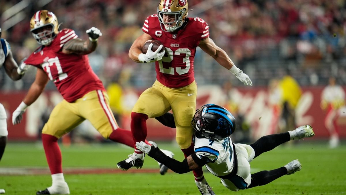 Christian McCaffrey von den San Francisco 49ers l&auml;uft den Ball, am 24.11.2025. (Symbolbild) (Foto)