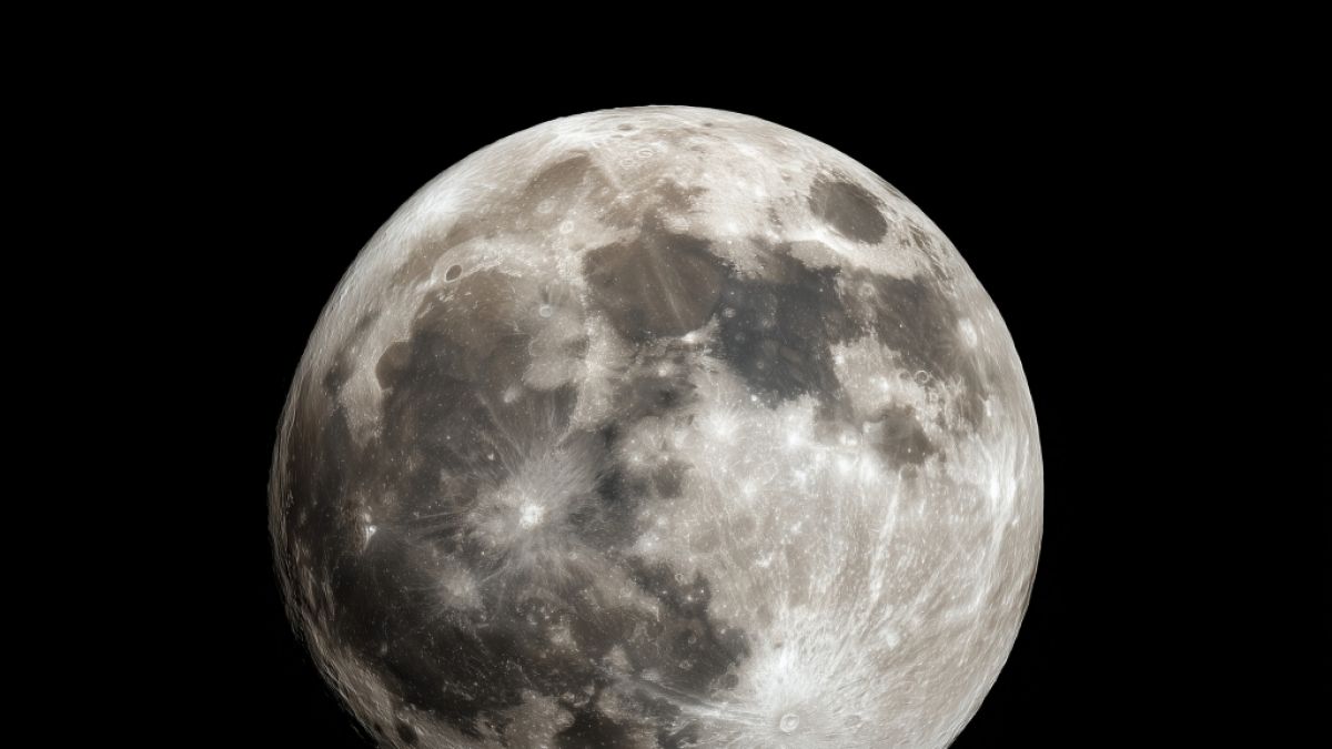 Kurz nach dem Jahreswechsel leuchtet der Vollmond am Himmel. (Foto)
