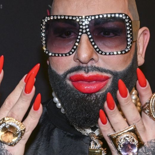 Nachwuchs-Jubel - jetzt zeigt er sein kleines Glück