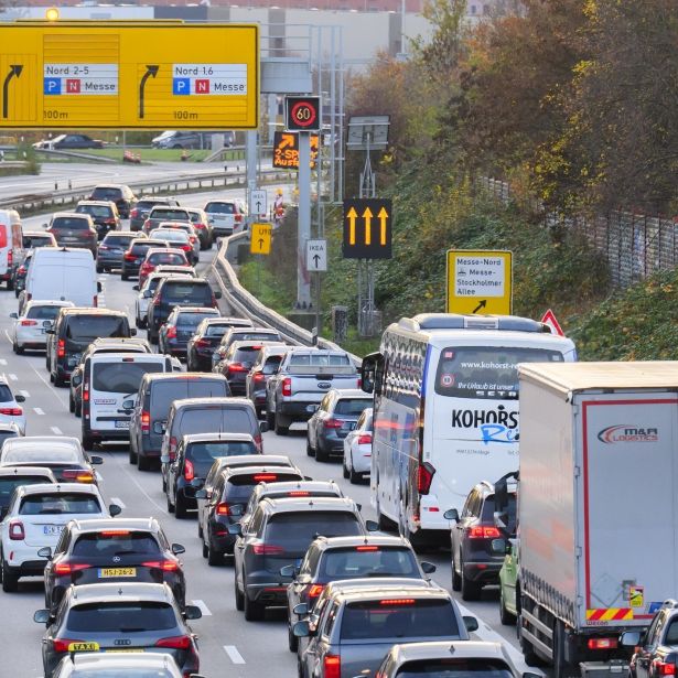 Stau-Alarm - An diesen Tagen wird es besonders voll auf den Straßen