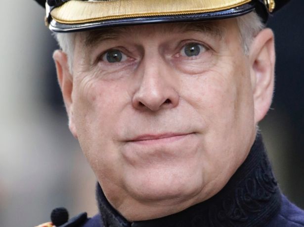 Andrew Mountbatten-Windsor: Skandal-Foto aufgetaucht - hier thront der Ex-Prinz auf 5 Frauen