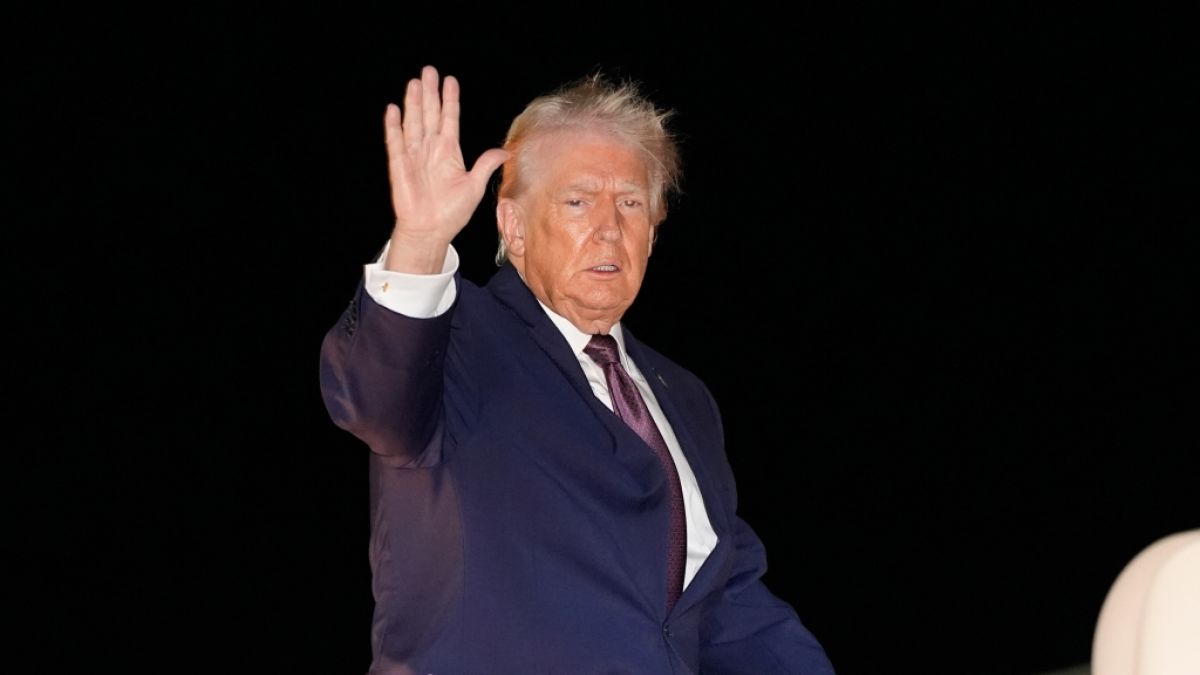 Donald Trump hatte M&uuml;he, die Treppe hinabzusteigen. (Foto)