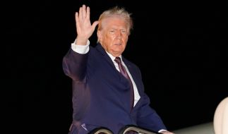 Donald Trump hatte Mühe, die Treppe hinabzusteigen.