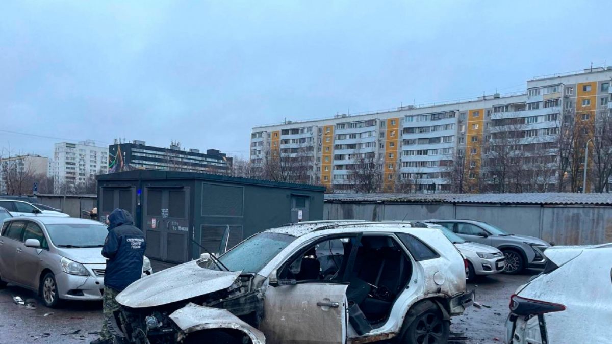 Dieses vom Moskauer Ermittlungskomitee via AP zur Verf&uuml;gung gestellte Foto zeigt einen Ermittler bei der Arbeit am Tatort. (Foto)