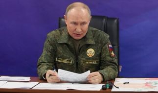 Laut der Ukraine sollen Putin-Truppen in der Region Sumy ein Grenzdorf überfallen und mindestens 50 Zivilisten nach Russland verschleppt haben.