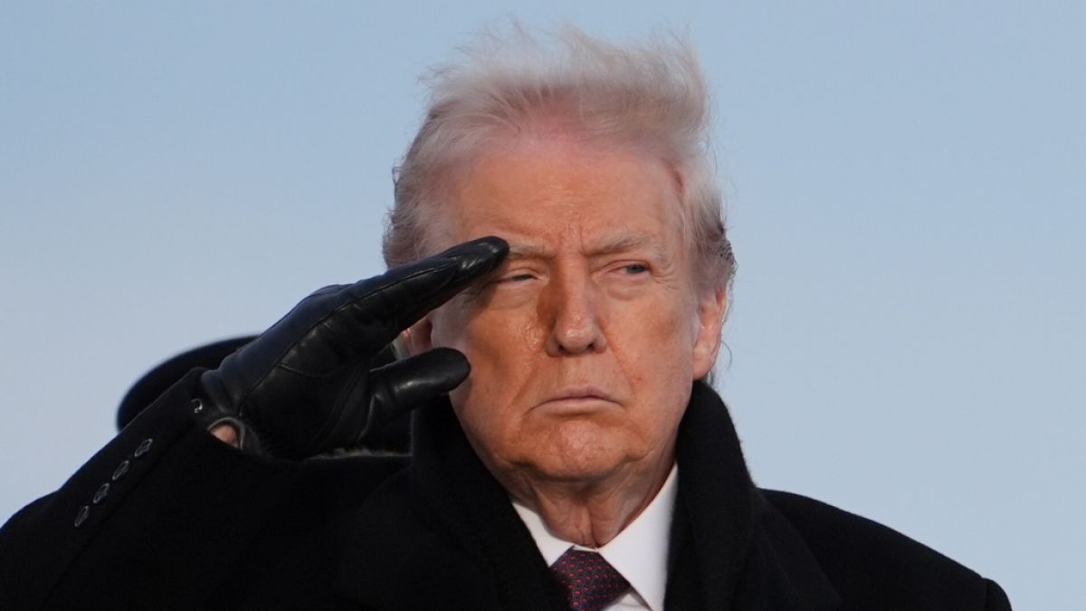 Donald Trump sorgt mit merkw&uuml;rdiger Geste f&uuml;r Spekulationen. (Foto)