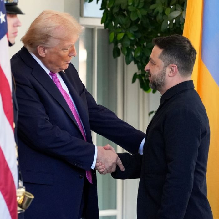 Donald Trump (l.) richtet vor einem weiteren persönlichen Treffen in den USA klare Worte an Wolodymyr Selenskyj (r.).