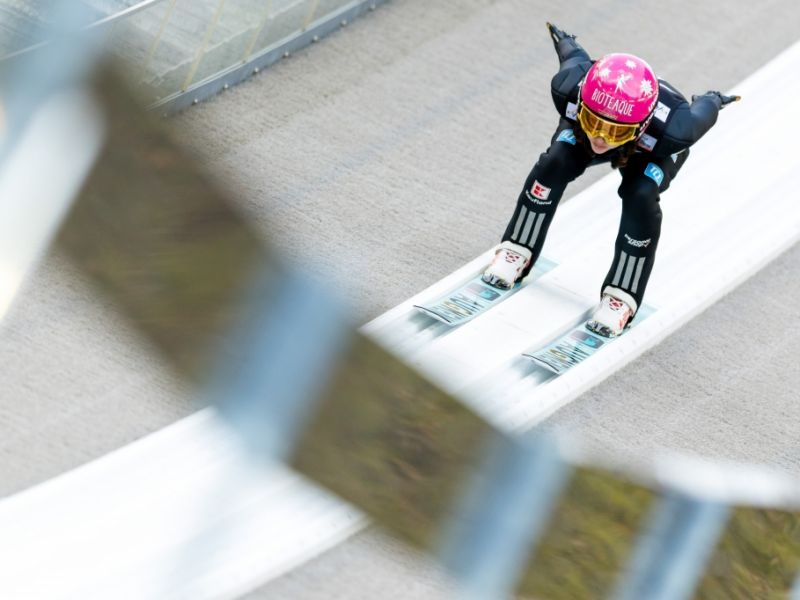 Skispringen Weltcup der Damen 2025/26 live im TV sehen: So können Fans die Springen in Villach verfolgen