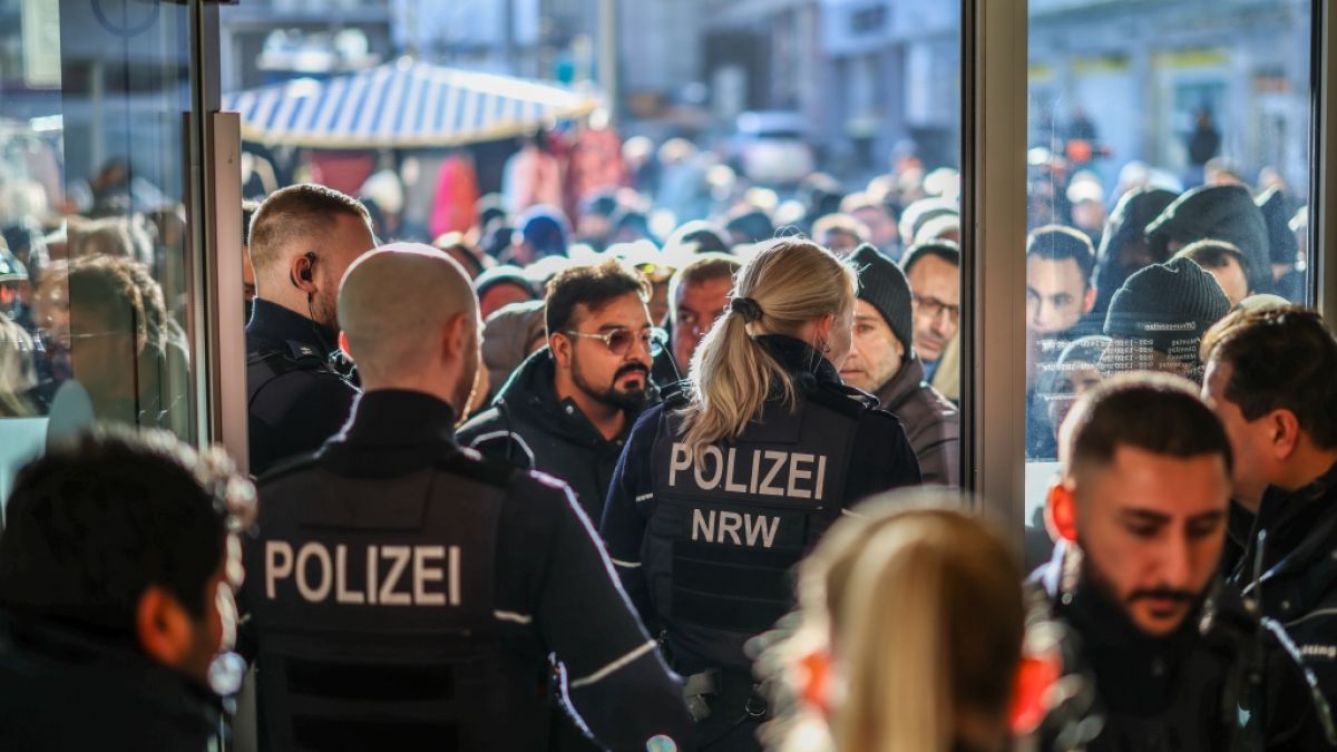 Polizeieinsatz an der Sparkassenfiliale in Gelsenkirchen-Buer nach dem spektakul&auml;ren Einbruch in den Tresorraum (Foto)