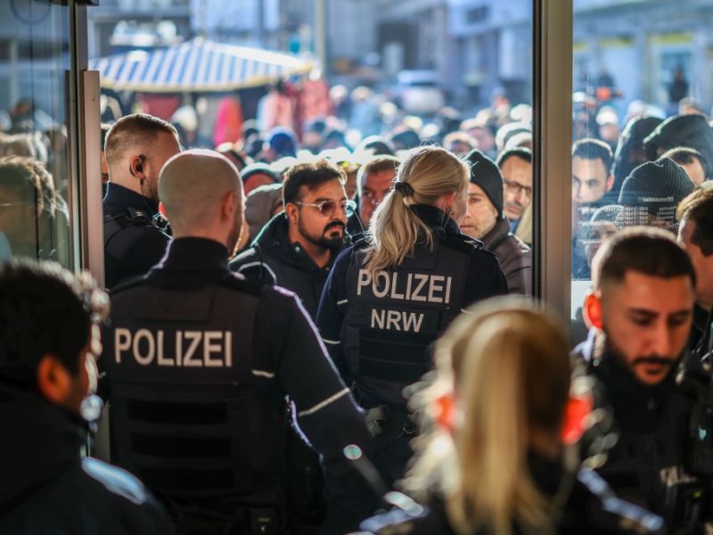 Sparkassenraub in Gelsenkirchen: Bis zu 30 Millionen Euro erbeutet! Menschen warten wütend vor der Bankfiliale