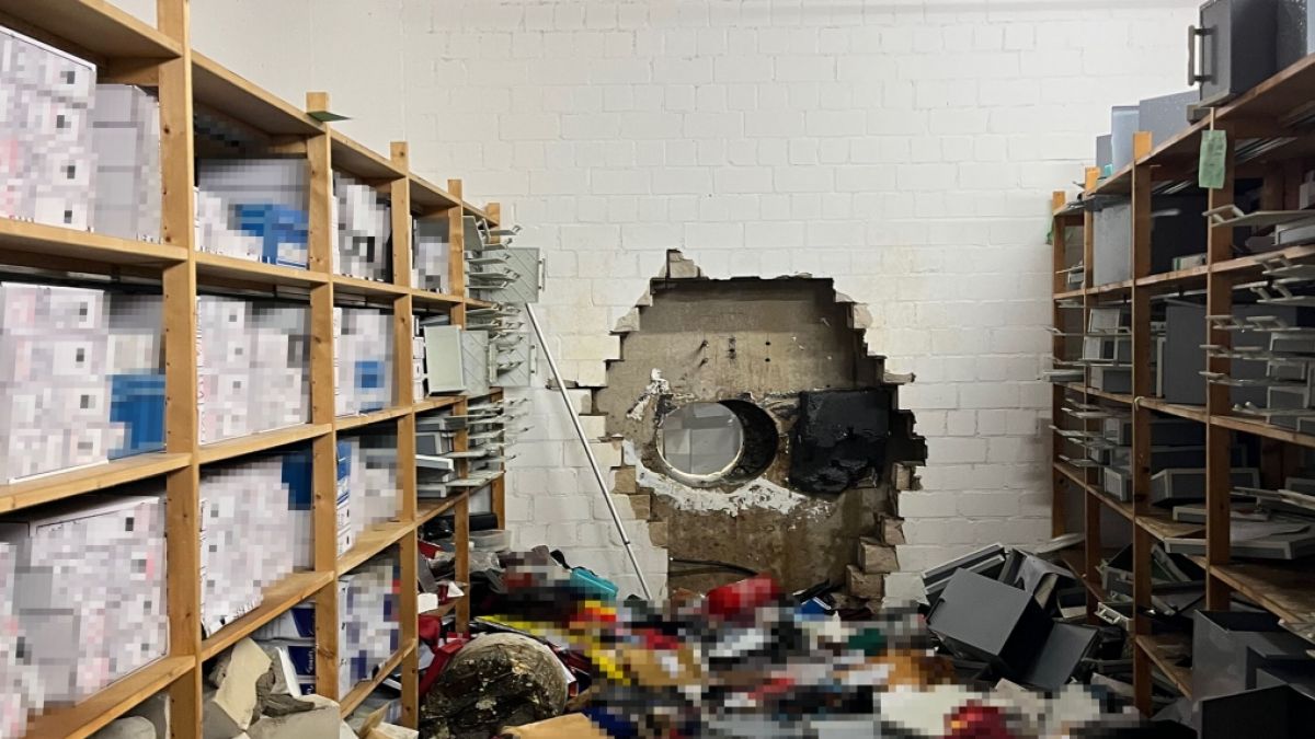 Ein gro&szlig;es Loch ist in der Wand des Tresorraums einer Sparkasse und fast alle Schlie&szlig;f&auml;cher aufgebrochen - ein Alptraum f&uuml;r Bankkunden. (Foto)