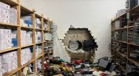 Ein großes Loch ist in der Wand des Tresorraums einer Sparkasse und fast alle Schließfächer aufgebrochen - ein Alptraum für Bankkunden.