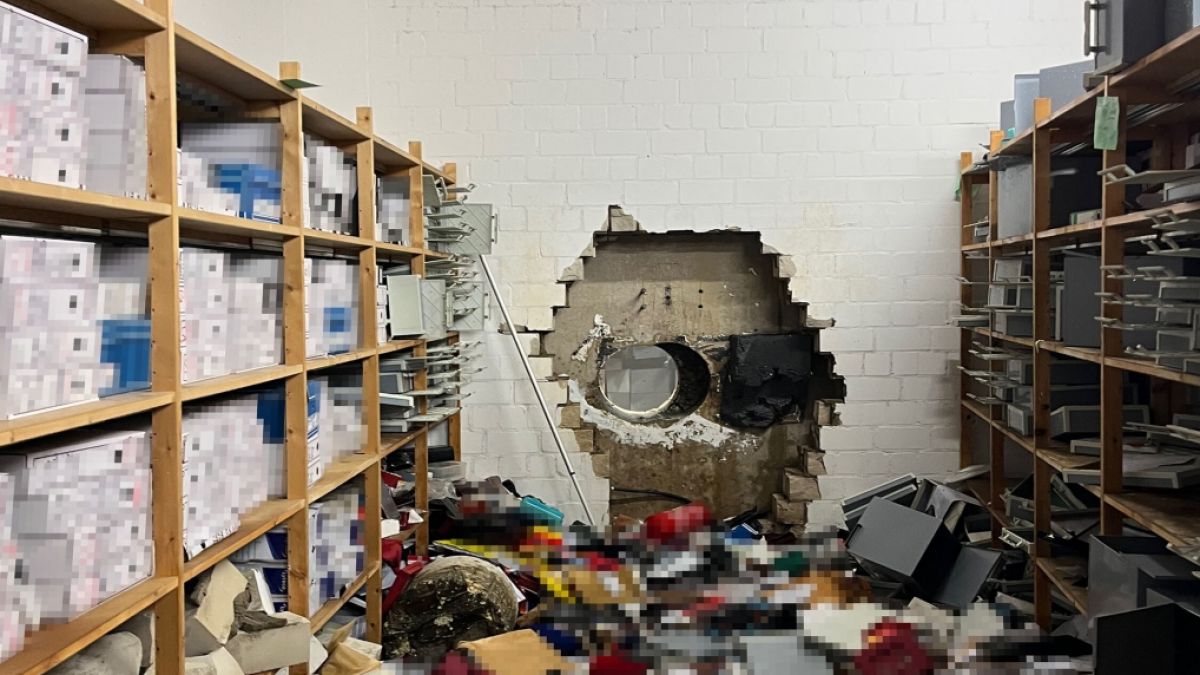 Ein gro&szlig;es Loch ist in der Wand des Tresorraums einer Sparkasse und fast alle Schlie&szlig;f&auml;cher aufgebrochen - ein Alptraum f&uuml;r Bankkunden. (Foto)