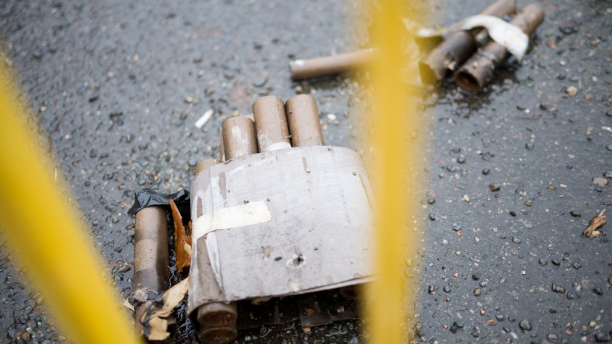 In der Silvesternacht ist das Z&uuml;nden von Pyrotechnik offiziell erlaubt - zahlreiche B&ouml;ller-Verst&ouml;&szlig;e und Unf&auml;lle riefen die Polizei jedoch schon Tage zuvor auf den Plan. (Foto)