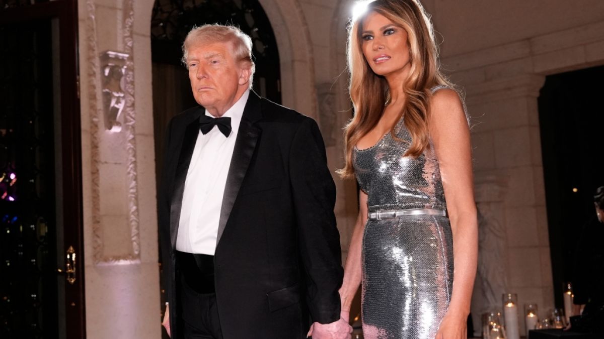 Als Donald Trump h&auml;ndchenhaltend mit Ehefrau Melania bei seiner Silvesterparty aufkreuzte, kochten die Ger&uuml;chte um seinen Gesundheitszustand sofort wieder hoch. (Foto)