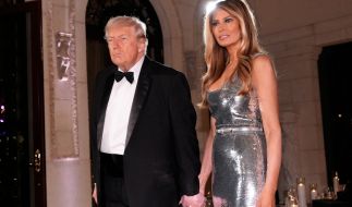 Als Donald Trump händchenhaltend mit Ehefrau Melania bei seiner Silvesterparty aufkreuzte, kochten die Gerüchte um seinen Gesundheitszustand sofort wieder hoch.