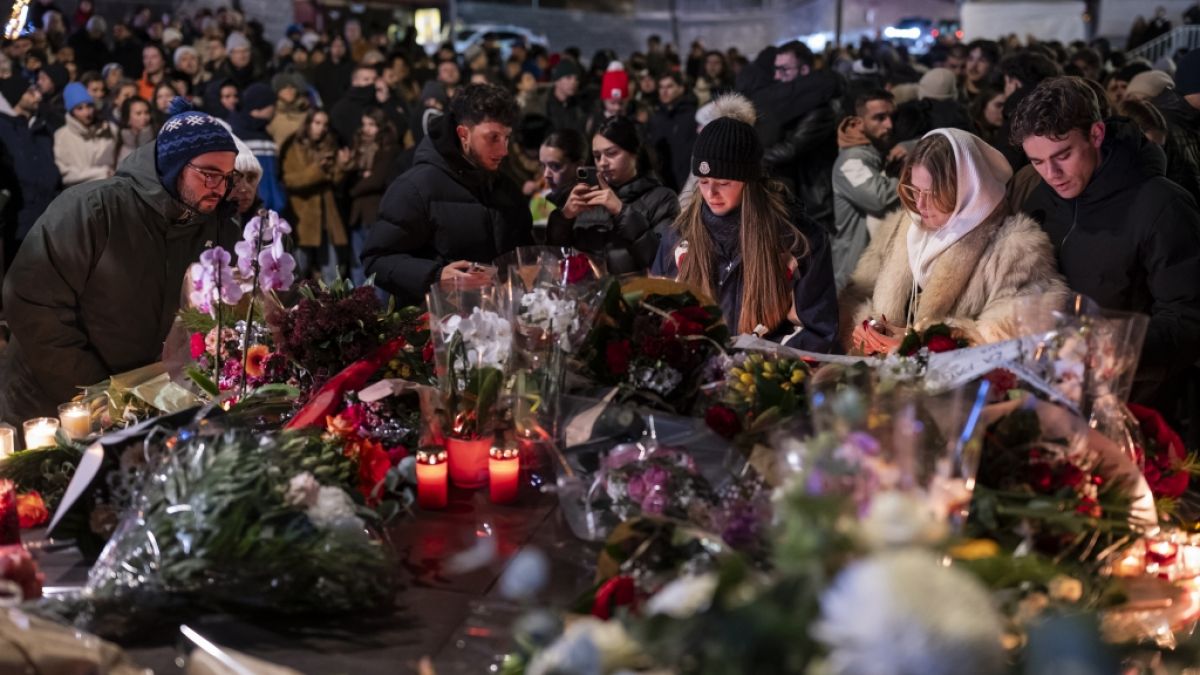 Mehrere hundert Trauernde versammeln sich, um Blumen niederzulegen und Kerzen anzuz&uuml;nden, um der Opfer des Brandes in der Bar und Lounge "Le Constellation" zu gedenken, bei dem es Tote und Verletzte gab. (Foto)