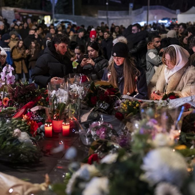Mehrere hundert Trauernde versammeln sich, um Blumen niederzulegen und Kerzen anzuzünden, um der Opfer des Brandes in der Bar und Lounge 