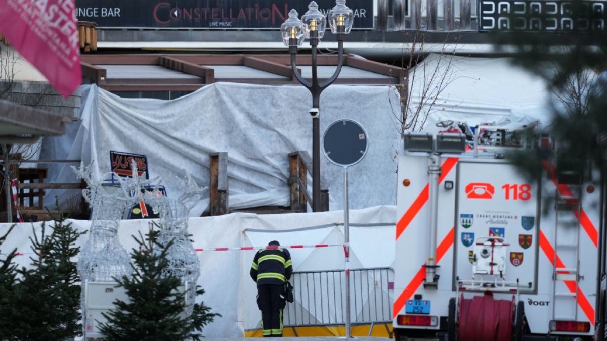 Ein Feuerwehrmann beobachtet die abgeriegelte Bar Le Constellation, in der ein verheerendes Feuer w&auml;hrend der Silvesterfeierlichkeiten in Crans-Montana in den Schweizer Alpen Tote und Verletzte forderte. (Foto)