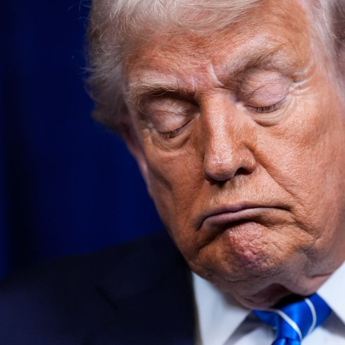 Donald Trump hat in einem Interview Stellung zu seinem Medikamentenkonsum und zu seinen Schlafgewohnheiten bezogen, nachdem Gerüchte um seinen Gesundheitszustand aufkamen.