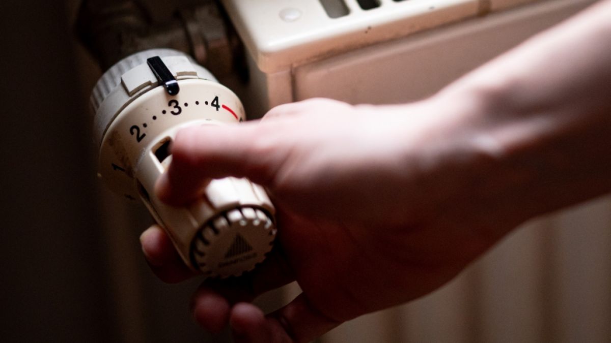 Mit dem Jahreswechsel ist der CO2-Preis gestiegen - beim Tanken hat das schon durchgeschlagen. Was das au&szlig;erdem f&uuml;r Heizen und die Nebenkostenabrechnung hei&szlig;t. Und wie es danach weitergeht. (Foto)