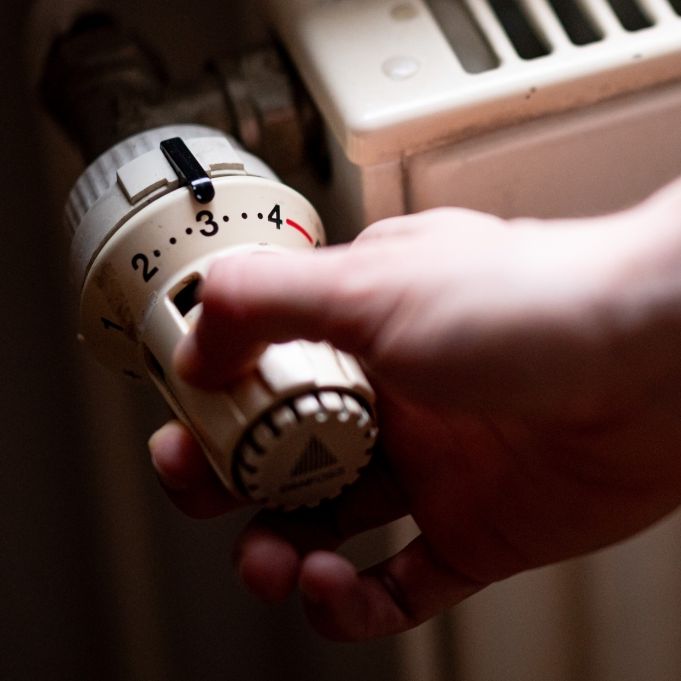 Mit dem Jahreswechsel ist der CO2-Preis gestiegen - beim Tanken hat das schon durchgeschlagen. Was das außerdem für Heizen und die Nebenkostenabrechnung heißt. Und wie es danach weitergeht.