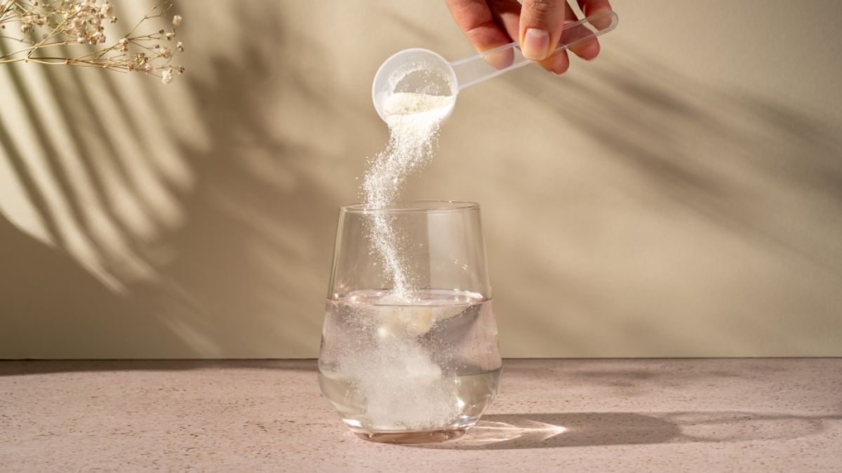 Kollagen-Pulver l&auml;sst sich einfach mit etwas Wasser einnehmen - ganz ohne nervige Skincare-Routine. (Foto)