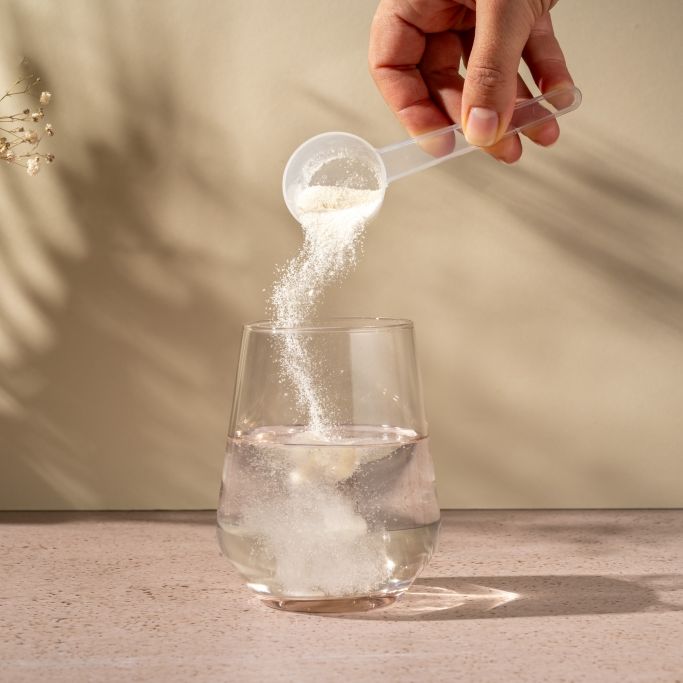 Kollagen-Pulver lässt sich einfach mit etwas Wasser einnehmen - ganz ohne nervige Skincare-Routine.