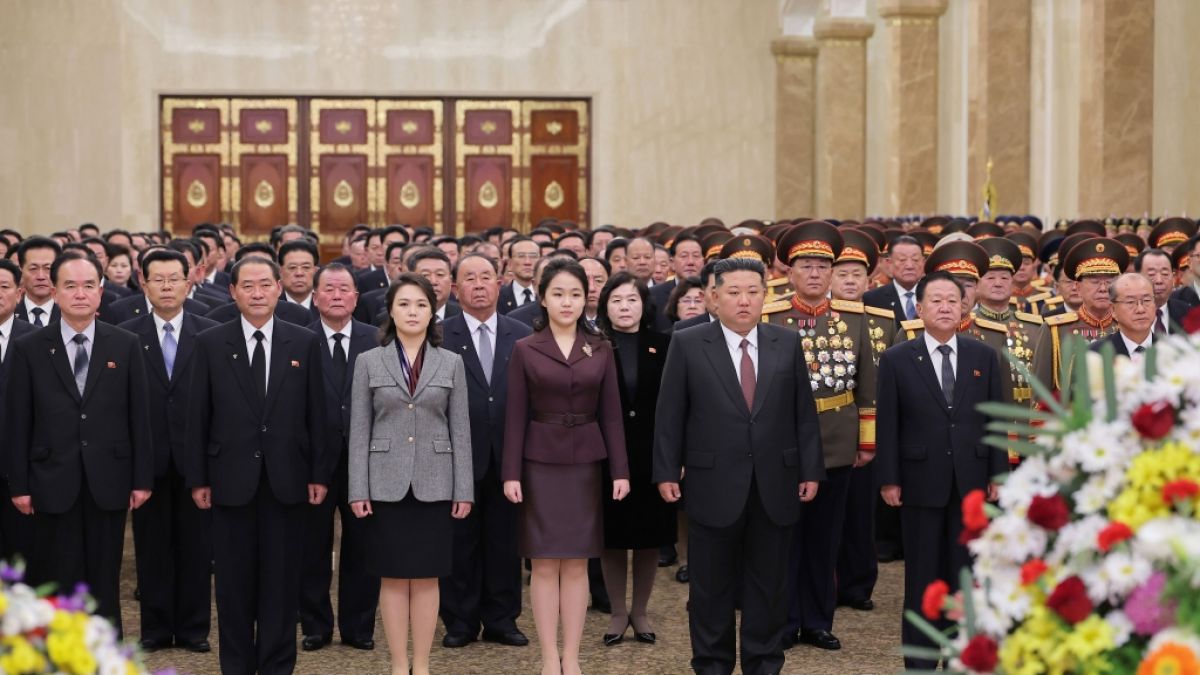 Nordkorea-Machthaber Kim Jong-un (vorne, 3.v.r), im Kumsusan-Palast, dem Mausoleum von Kim Il Sung, zusammen mit seiner Frau und seiner Tochter. (Foto)