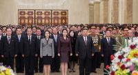 Nordkorea-Machthaber Kim Jong-un (vorne, 3.v.r), im Kumsusan-Palast, dem Mausoleum von Kim Il Sung, zusammen mit seiner Frau und seiner Tochter.