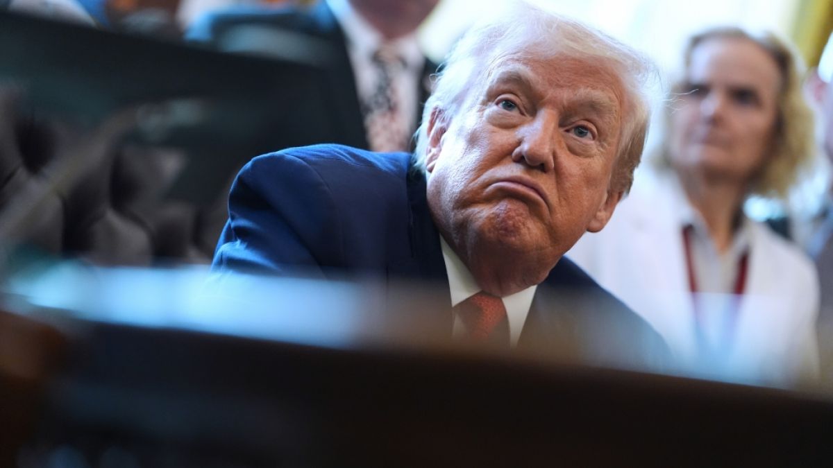 Obwohl er immer wieder beteuert, bei "exzellenter Gesundheit" zu sein, wirft sich Donald Trump seit Jahrzehnten t&auml;glich eine &Uuml;berdosis Tabletten ein - und alarmiert damit Mediziner. (Foto)