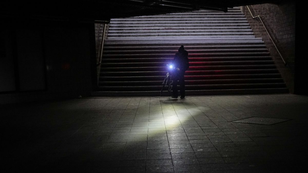 Ein Mann geht mit seinem Fahrrad durch den Bahnhof Wannsee nach einem Stromausfall, der im S&uuml;dwesten von Berlin 45.000 Haushalte betrifft. (Foto)