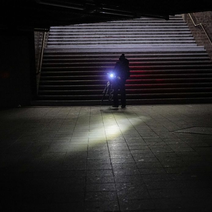 Ein Mann geht mit seinem Fahrrad durch den Bahnhof Wannsee nach einem Stromausfall, der im Südwesten von Berlin 45.000 Haushalte betrifft.