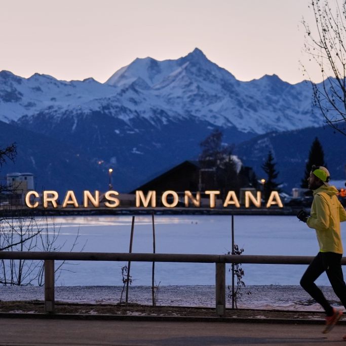 Zwei Tage nach dem verheerenden Brand in einer Bar in Crans-Montana mit 40 Toten sind strafrechtliche Ermittlungen gegen die beiden Betreiber aufgenommen worden.