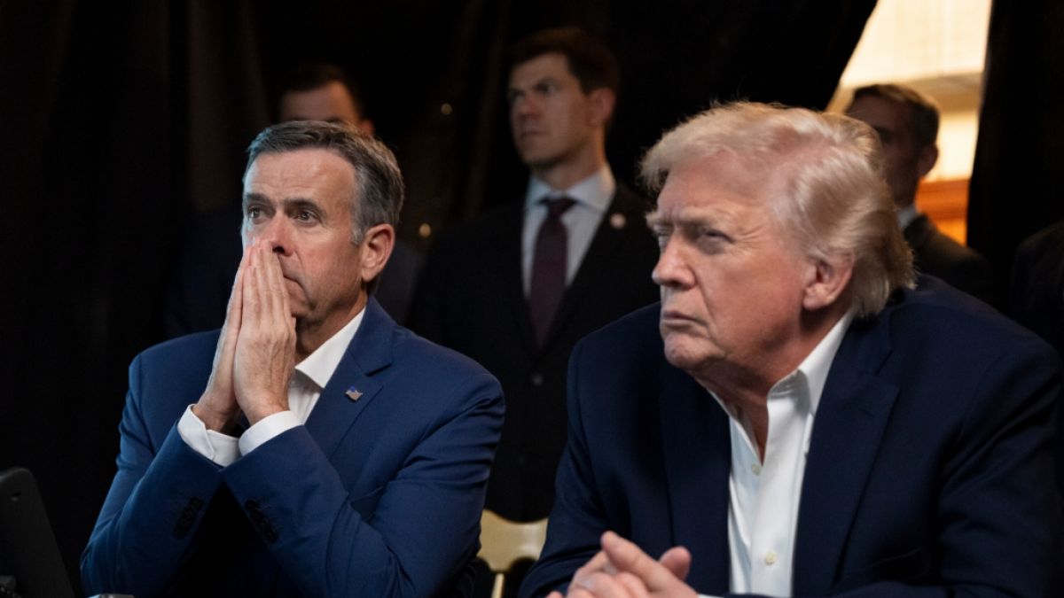Donald Trump &uuml;berwacht zusammen mit CIA-Direktor John Ratcliffe (l) die US-Milit&auml;roperationen in Venezuela in Mar-a-Lago. (Foto)