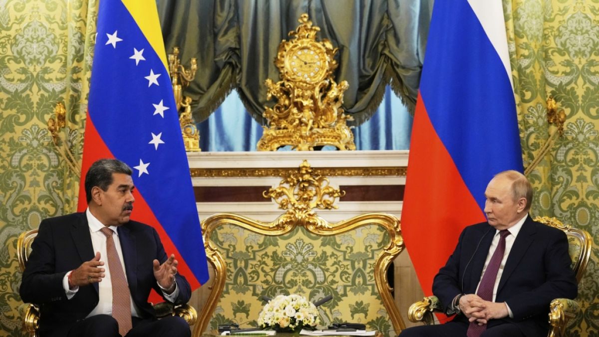 Wladimir Putin (r) spricht mit dem venezolanischen Pr&auml;sidenten Nicolas Maduro w&auml;hrend eines Treffens im Kreml in Moskau. (Foto)