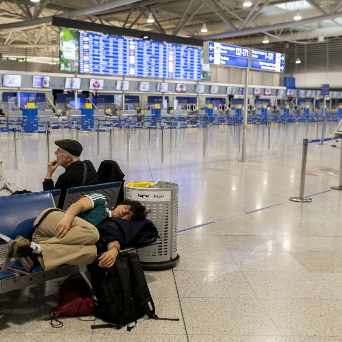 Griechenlands Flughäfen sind lahmgelegt - sogar die der Metropolen Athen und Thessaloniki. Nur Flieger, die schon in der Luft sind, werden betreut. Wann es weitergeht? Ungewiss.