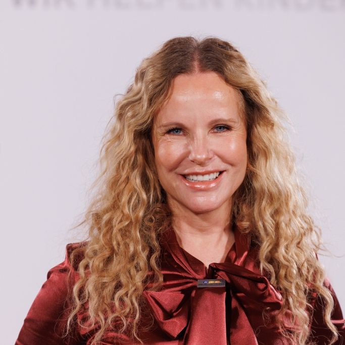 Mit 60 Jahren begeistert die Moderatorin im Bauchfrei-Look