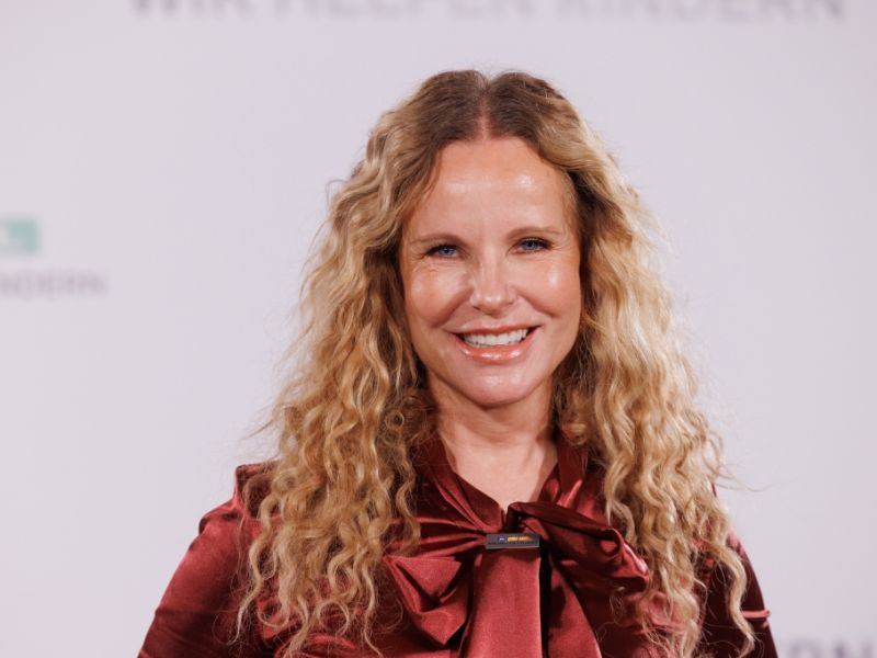 Katja Burkard: Mit 60 begeistert die Moderatorin im lässigen Bauchfrei-Look