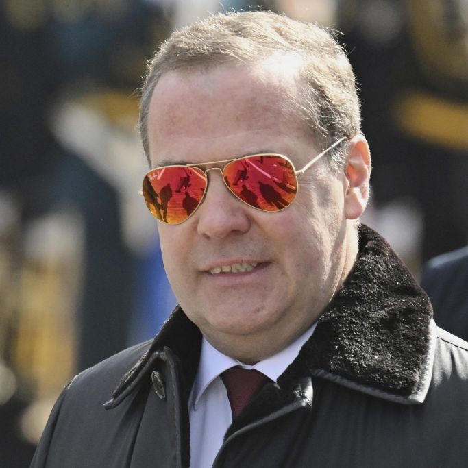 Der frühere Kreml-Chef und Putin-Vertraute Dmitri Medwedew kann sich eine Entführung von Bundeskanzler Friedrich Merz ohne Probleme vorstellen - und droht auch Ukraine-Präsident Selenskyj unverhohlen.