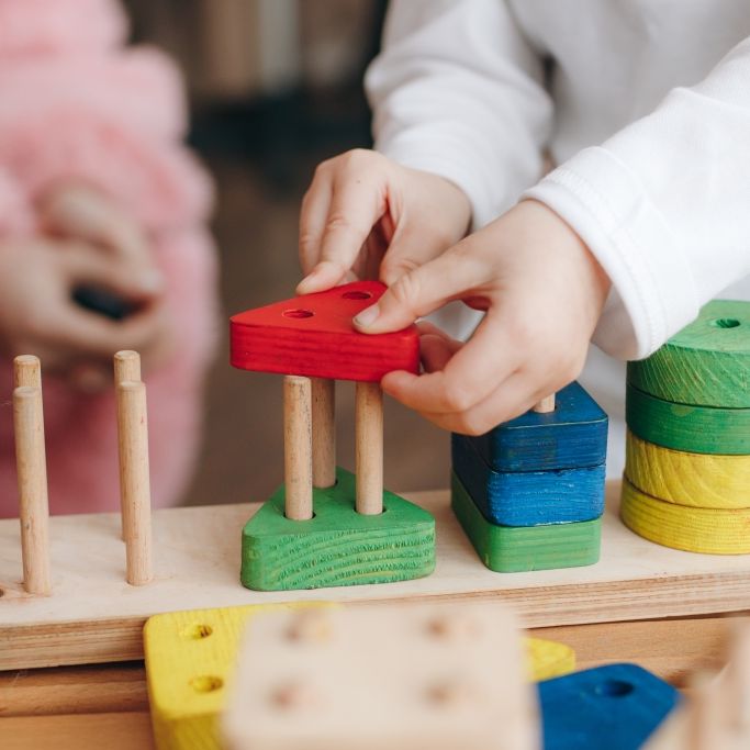 Holzspielzeug fördert die Kreativität und die motorischen Fähigkeiten von Kindern. Doch Kleinteile können eine Gefahr darstellen.