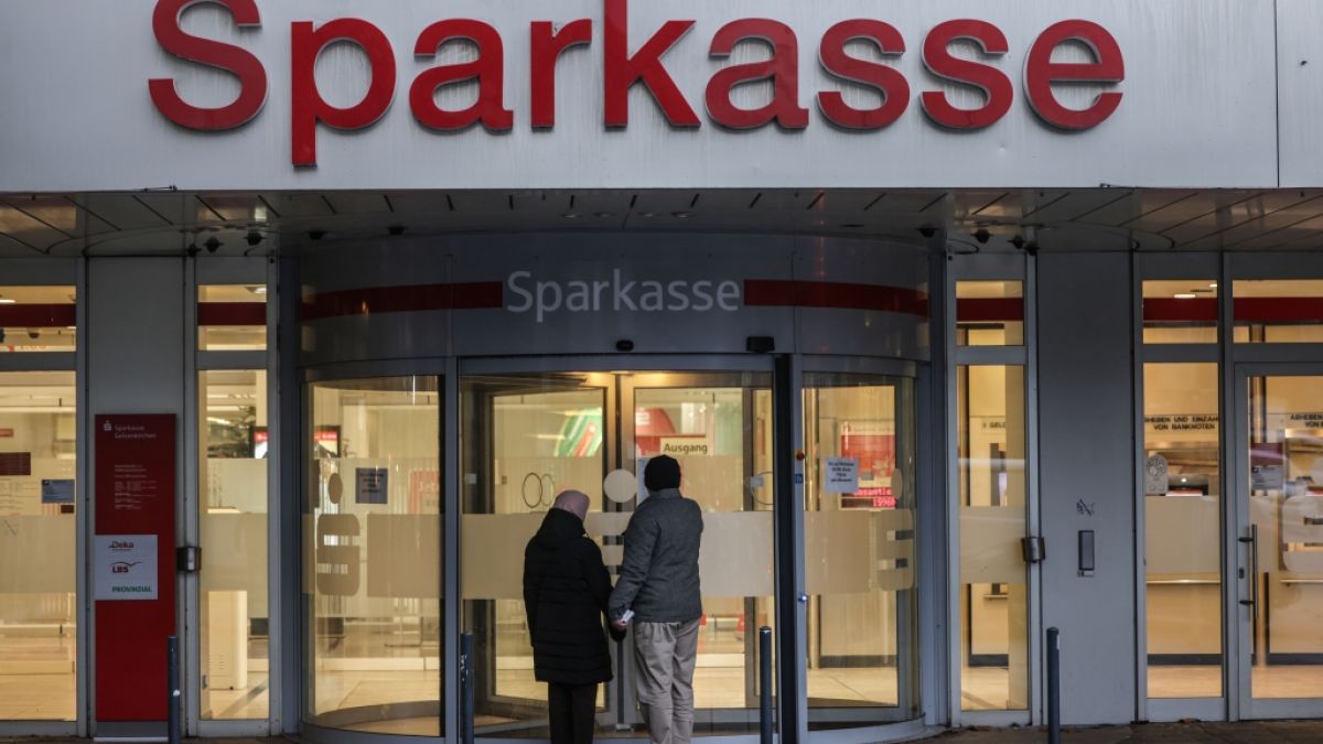 Nach dem Tresor-Coup in der Filiale der Sparkasse Gelsenkirchen im Stadtteil Buer sucht die Polizei nach den T&auml;tern - bislang aber ohne gro&szlig;en Durchbruch. (Foto)