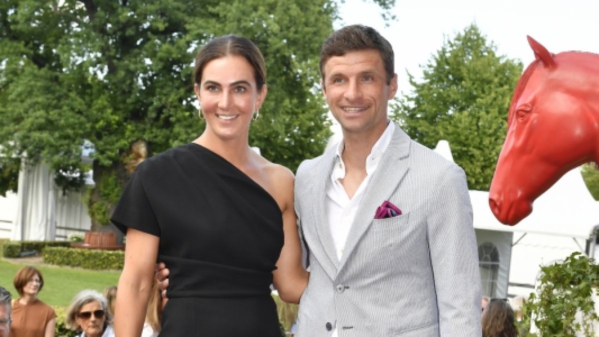 Lisa M&uuml;ller an der Seite von Ehemann Thomas M&uuml;ller im Jahr 2022. (Foto)