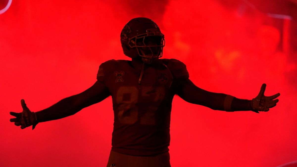 Travis Kelce von den Kansas City Chiefs kommt auf das Spielfeld, am 25.12.2025. (Symbolbild) (Foto)