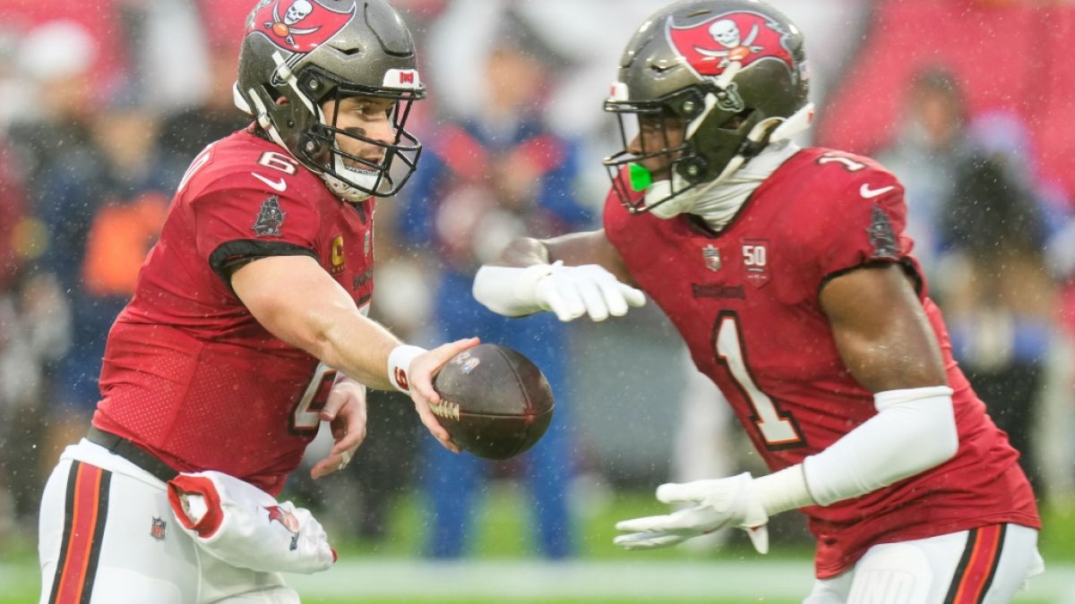 Baker Mayfield von den Tampa Bay Buccaneers &uuml;bergibt den Ball an Rachaad White, am 03.01.2026. (Symbolbild) (Foto)