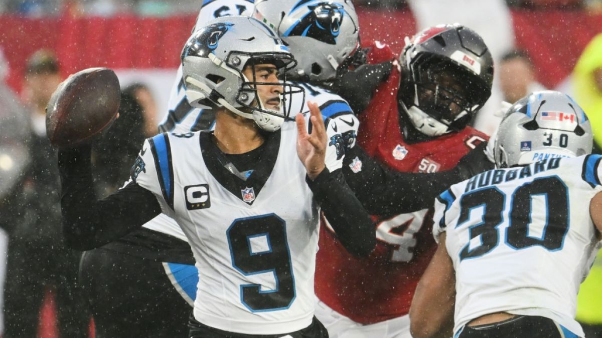 Bryce Young von den Carolina Panthers wirft den Ball, am 03.01.2026. (Symbolbild) (Foto)