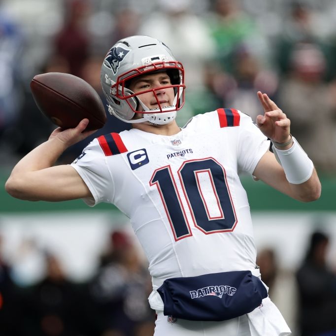 Drake Maye von den New England Patriots wirft den Ball, am 28.12.2025. (Symbolbild)