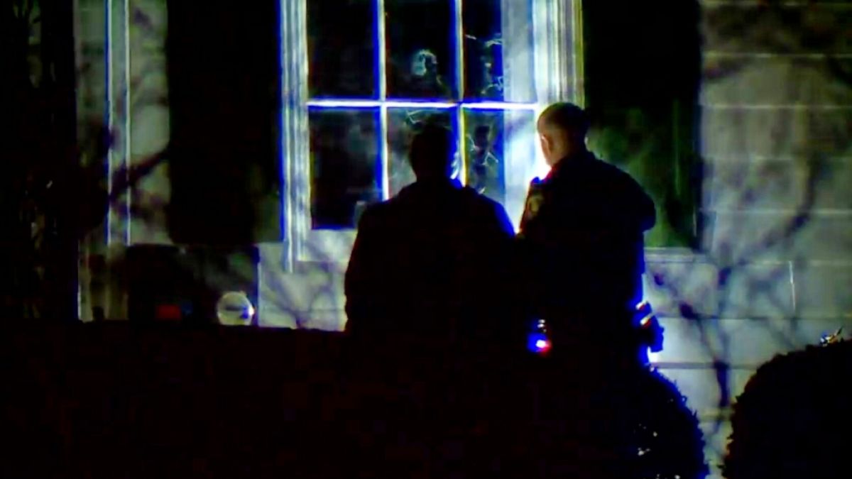 Ermittler untersuchen die besch&auml;digten Fenster. In den sozialen Medien &uuml;bte J.D. Vance Kritik an der Ver&ouml;ffentlichung der Fotos. (Foto)