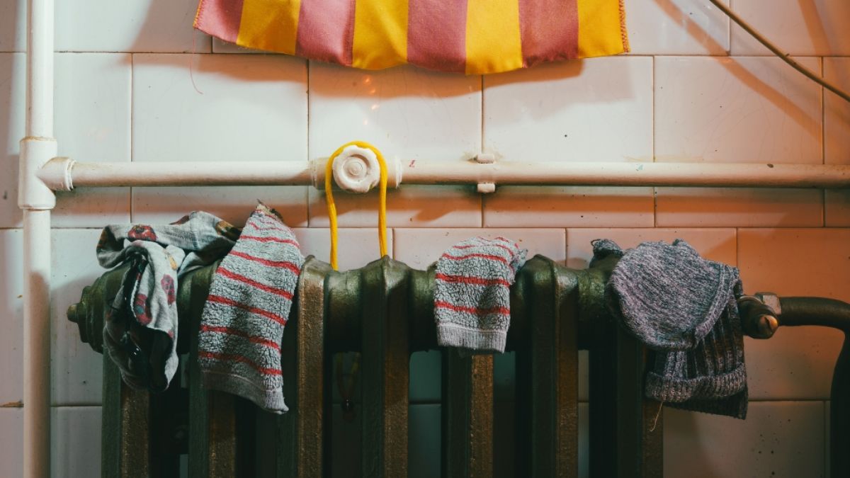 Liegt Kleidung auf dem Heizk&ouml;rper, kann das die Heizleistung einschr&auml;nken. (Foto)