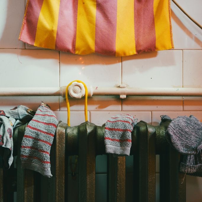 Weshalb Wäsche nicht auf der Heizung liegen sollte